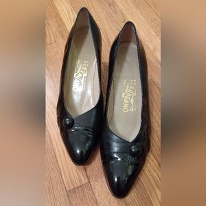 Salvatore Ferragamo black patent/ leather button detail low heel pumps sz 10